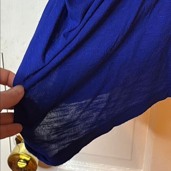 a.n.a. A New Approach Women’s Deep Blue Ruched V-Neck Top Size Large - Picture 3 of 5